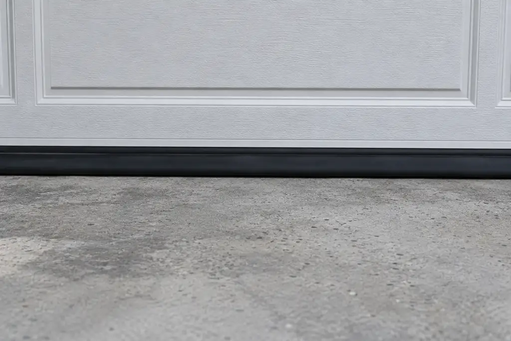 Coupe-froid neuf au bas d'une porte de garage, sans aucune ouverture